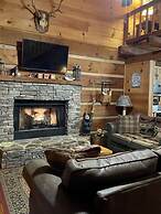 Leave the stress behind!- private hot tub, pet and motorcycle friendly