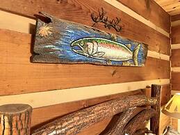 Leave the stress behind!- private hot tub, pet and motorcycle friendly