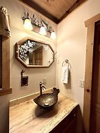 Leave the stress behind!- private hot tub, pet and motorcycle friendly