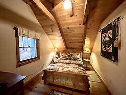 Leave the stress behind!- private hot tub, pet and motorcycle friendly