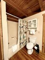 Leave the stress behind!- private hot tub, pet and motorcycle friendly