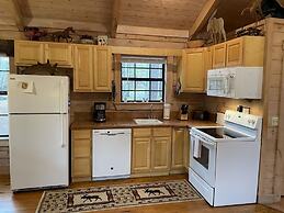 Private and Perfect! - hot tub, king bed, fireplace - dog and motorcyc