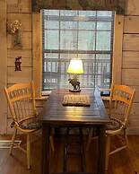 Private and Perfect! - hot tub, king bed, fireplace - dog and motorcyc