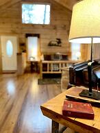 Private and Perfect! - hot tub, king bed, fireplace - dog and motorcyc