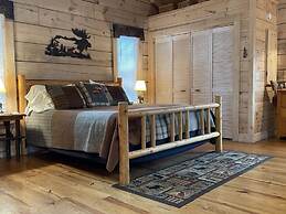 Private and Perfect! - hot tub, king bed, fireplace - dog and motorcyc