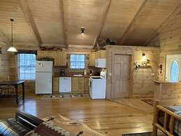 Private and Perfect! - hot tub, king bed, fireplace - dog and motorcyc