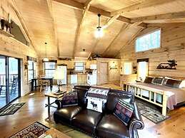 Private and Perfect! - hot tub, king bed, fireplace - dog and motorcyc