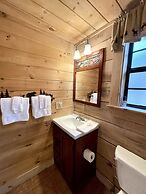 Private and Perfect! - hot tub, king bed, fireplace - dog and motorcyc