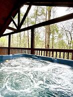 Perfectly Private! Hot Tub, King Sized Bed, Grill, Washer/dryer, and M