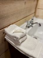 Perfectly private! Hot tub, king sized bed, grill, washer/dryer, and m