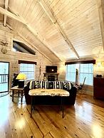 Perfectly private! Hot tub, king sized bed, grill, washer/dryer, and m