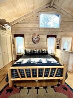 Perfectly private! Hot tub, king sized bed, grill, washer/dryer, and m