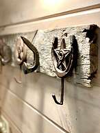 Perfectly private! Hot tub, king sized bed, grill, washer/dryer, and m