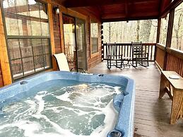 Perfectly private! Hot tub, king sized bed, grill, washer/dryer, and m