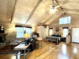 Perfectly private! Hot tub, king sized bed, grill, washer/dryer, and m