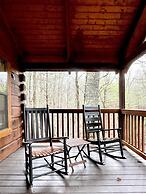 Perfectly private! Hot tub, king sized bed, grill, washer/dryer, and m