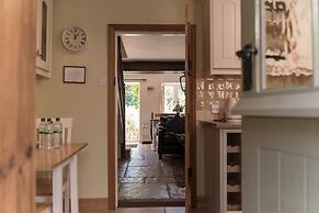 Stunning 2 Bed Cottage in Fordwells