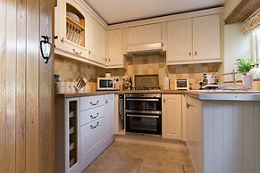 Stunning 2 Bed Cottage in Fordwells