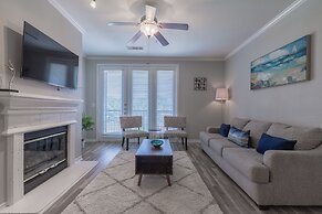 Modern Uptown Dallas Stay by Amyfinehouse