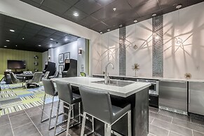 Modern Uptown Dallas Stay by Amyfinehouse