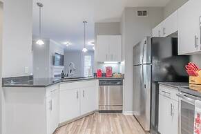 Modern Uptown Dallas Stay by Amyfinehouse