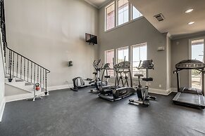 Modern Uptown Dallas Stay by Amyfinehouse