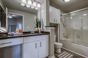 Modern Uptown Dallas Stay by Amyfinehouse