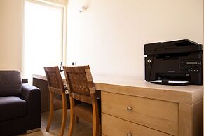 Modern & Stylish 3BR Apt With Balcony