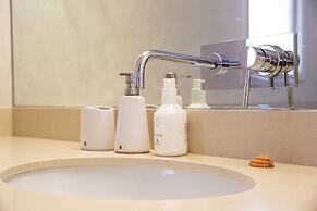 Modern & Stylish 3BR Apt With Balcony