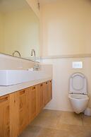 Modern & Stylish 3BR Apt With Balcony