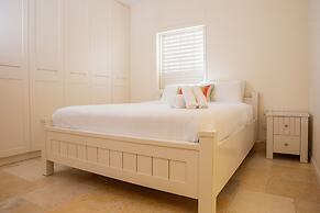 Modern & Stylish 3BR Apt With Balcony