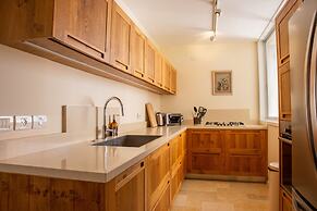 Modern & Stylish 3BR Apt With Balcony