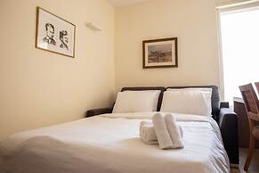 Modern & Stylish 3BR Apt With Balcony