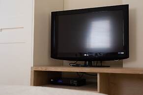 Modern & Stylish 3BR Apt With Balcony