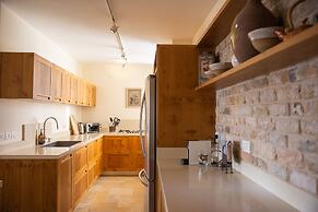 Modern & Stylish 3BR Apt With Balcony