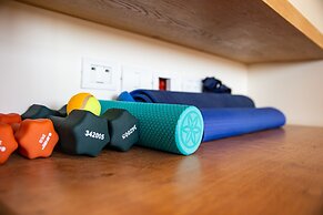 Modern & Stylish 3BR Apt With Balcony