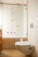 Modern & Stylish 3BR Apt With Balcony