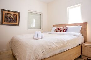 Modern & Stylish 3BR Apt With Balcony