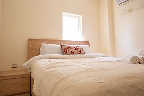 Modern & Stylish 3BR Apt With Balcony