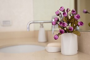 Modern & Stylish 3BR Apt With Balcony