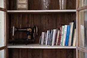 Modern & Stylish 3BR Apt With Balcony