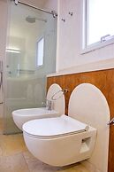 Modern & Stylish 3BR Apt With Balcony