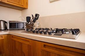 Modern & Stylish 3BR Apt With Balcony