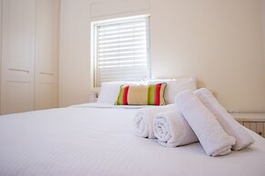 Modern & Stylish 3BR Apt With Balcony