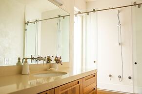 Modern & Stylish 3BR Apt With Balcony