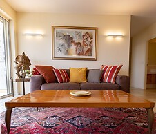 Modern & Stylish 3BR Apt With Balcony