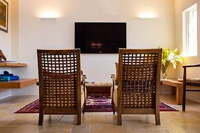 Modern & Stylish 3BR Apt With Balcony