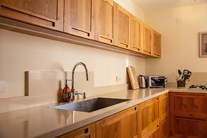 Modern & Stylish 3BR Apt With Balcony