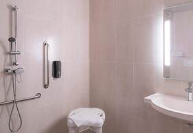 B&B HOTEL Troyes Magasins d'usine