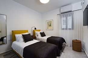 Contemporary & Texture-Rich Hideaway